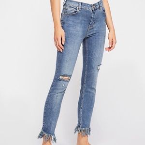 Free People Distressed Blue Jeans, light wash, frayed hem - size 29